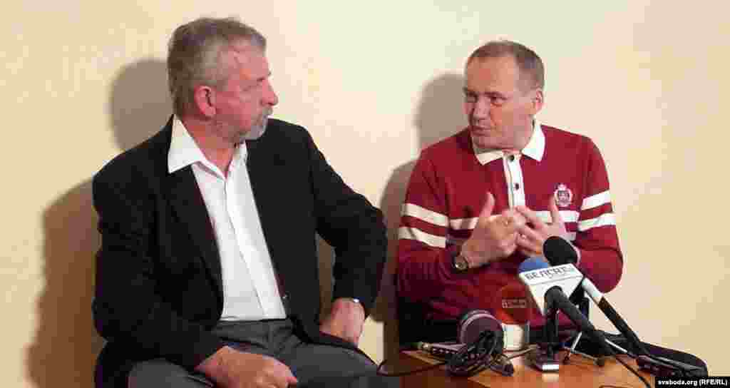 Уладзімер Някляеў зь лідэрам руху «За свабоду» Аляксандрам Мілінкевічам 22 чэрвеня 2012 году.