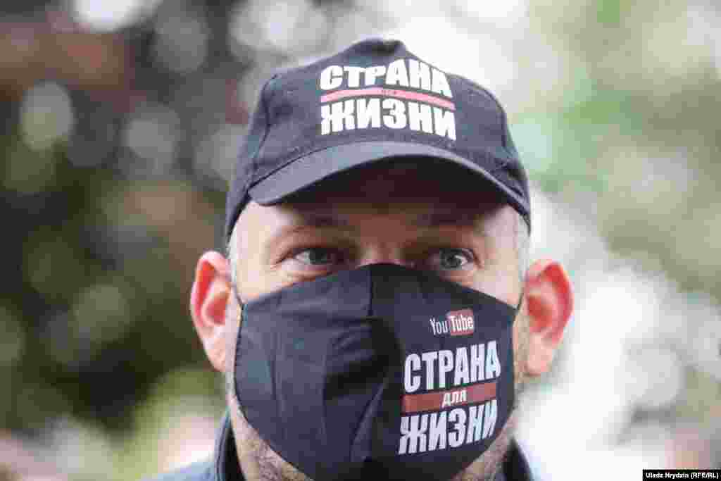 Сяргей Ціханоўскі за некалькі гадзін да затрыманьня. 29 траўня, Горадня. Блогера затрымалі супрацоўнікі АМАПУ падчас перадвыбарчага пікету за вылучэньне ў прэзыдэнты ягонай жонкі. Гэта адбылося пасьля таго, як невядомая жанчына, якую сьведкі называлі правакатаркай, кідалася на блогера і спрабавала ўтрымаць яго за вопратку 