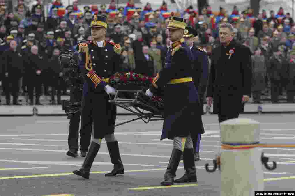 Ceremonia de depunere a unei coroane de flori în memoria eroilor români căzuți pe câmpurile de luptă pentru reîntregirea neamului românesc.