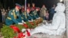 Памятник в Ногинске, городе к востоку от Москвы, под названием «Не сдаюсь». Потерявший ногу на войне в Украине российский солдат держит гранату с выдернутой чекой