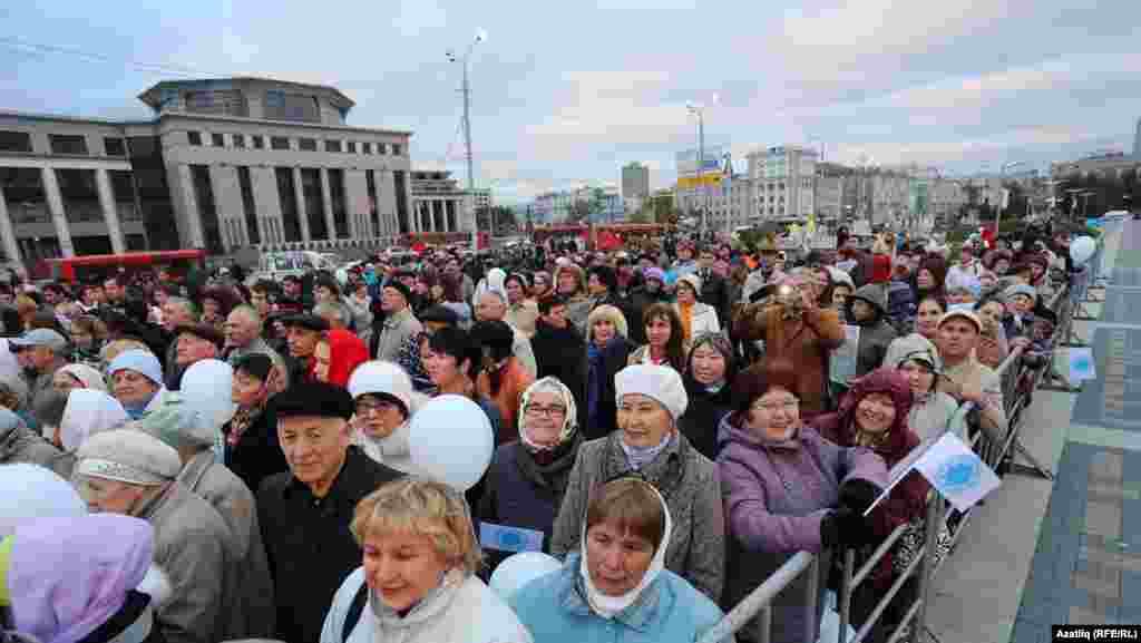 Камал театры каршында яңа сезон ачу тантанасы 