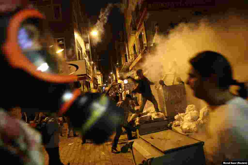 Turska - Antivaldini protesti u Istanbulu, 2. juni 2013. Foto: REUTERS / Murad Sezer