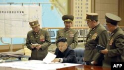 Түндүк Кореянын лидери Ким Чен Ын Борбордук командачылыктын чукул жыйынында чабулдун планын талкуулоодо, 29-март 2013-жыл (белгисиз жай)