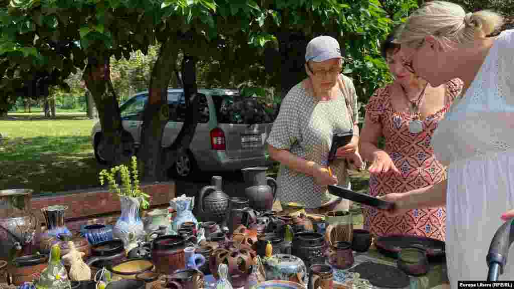 La Expoziția „Cumpără produse transnistrene” din parcul Pobeda (Victoria) de la Tiraspol s-au vândut și produse de olărit: farfurii, boluri, oale, castroane, căni