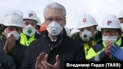 Primarul Moscovei Sergei Sobîanin (centru) la inaugurarea unui nou spital de boli infecțioase pentru tratarea bolnavilor de COVID-19