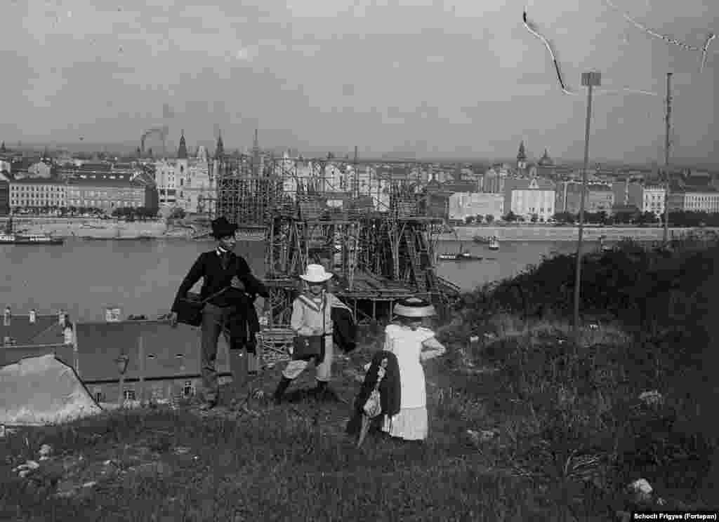 1900 рік. Діти з заможної родини на горі Ґеллерт. На задньому плані – будівництво мосту Ержебет