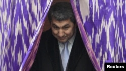 Муҳиддин Кабирӣ, раҳбари Ҳизби наҳзати исломӣ, ҳангоми овоздиҳӣ дар яке аз қитъаҳои раъйдиҳӣ дар пойтахти Тоҷикистон (Акс аз бойгонӣ)