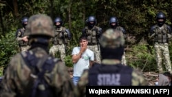 Архіўнае ілюстрацыйнае фота. Польскія памежнікі стрымліваюць мігрантаў на беларуска-польскай мяжы, жнівень 221 году