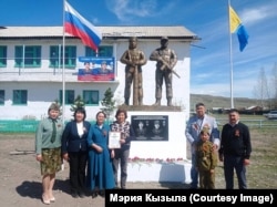 Памятник в сибирском селе Кара-Хаак братьям Белеку и Авыралу Кара-Салам, которые были убиты в Украине