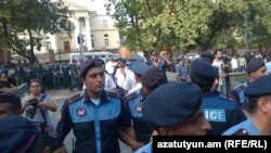 Полицейские не позволяют активистам приблизиться к президентскому дворцу, Ереван, 1 сентября 2015 г.