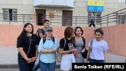 "Хан шатыр" ойын-сауық кешені жанынан жеткізілген жастар полиция бөлімшесінің алдында тұр. Нұр-Сұлтан, 25 тамыз 2019 жыл.