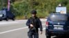Një zyrtar i Policisë së Kosovës në Banjskë të Zveçanit, në shtator të vitit 2023, pas një përleshjeje të Policisë me një grup të armatosur serb.