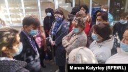 Диспетчеры и санитары, требующие выплаты обещанных врачам надбавок за все месяцы работы в период пандемии коронавируса, беседуют с заместителем главного врача службы скорой медицинской помощи Андреем Ложкиным. Алматы, 14 октября 2020 года.
