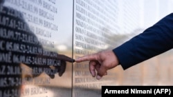 Memoriali kushtuar personave të vrarë në fshatin Marinë të Skenderajt, fotografi nga arkivi.