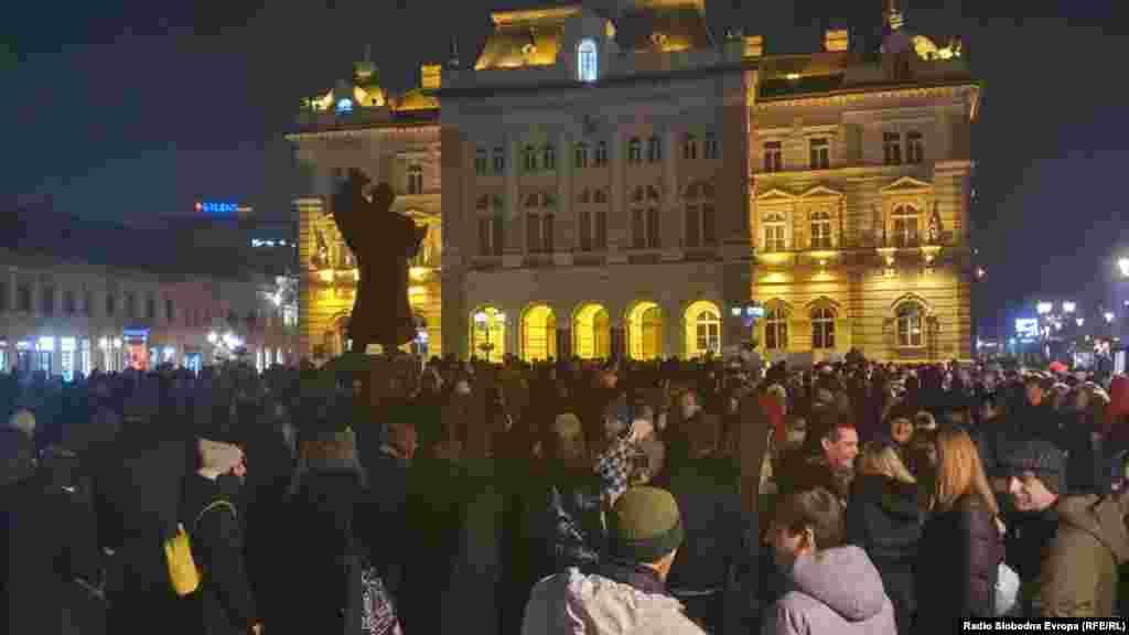 Középiskolások is csatlakoztak a tiltakozáshoz, a képen december 14-én gyülekeznek Újvidéken. A hatóságok azt állítják, hogy nyilvánosságra hozták a vasútállomással kapcsolatos összes rendelkezésre álló dokumentumot, a tüntetők azonban elutasítják ezt