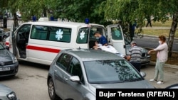 Autoambulanca duke sjellë një pacient në Klinikën Infektive, në Prishtinë, më 26 gusht.