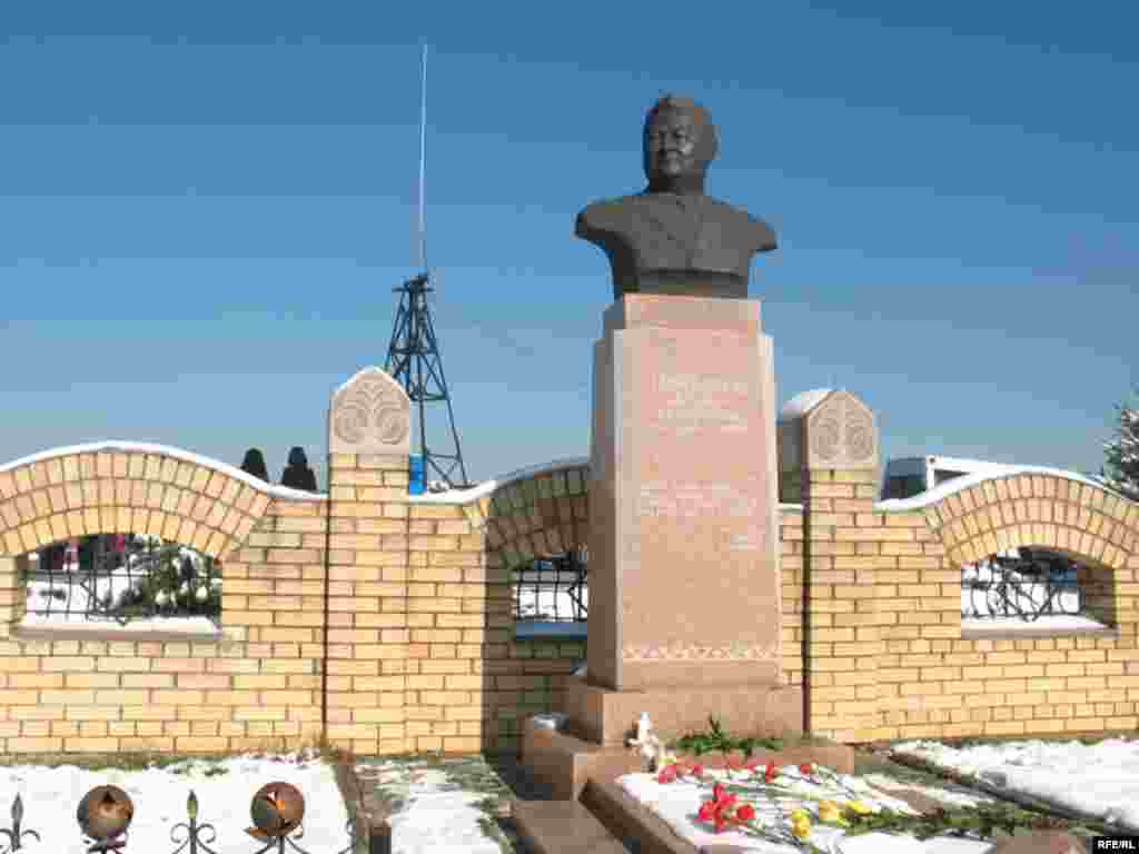 Кеңсай зиратында Заманбек Нұрқаділовтің басына қойылған ескерткіш. Алматы, 12 қараша 2008 жыл. - Кеңсай зиратында Заманбек Нұрқаділовтің басына қойылған ескерткіш. Алматы, 12 қараша 2008 жыл.