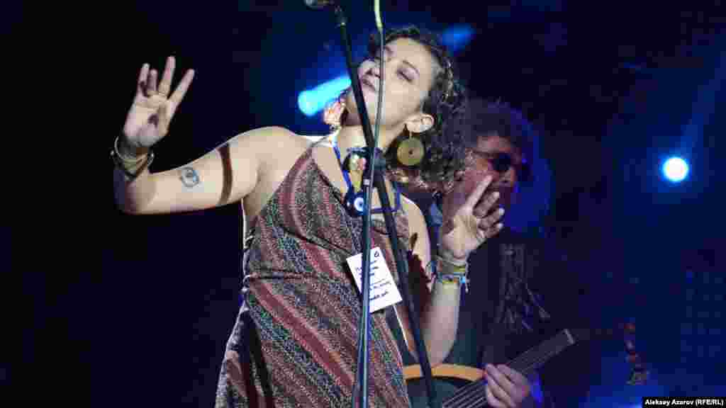 Түркиялық Baba Zula тобы (20 жыл бұрын құрылған) The Spirit оf Tengri фестиваліне осымен үшінші жыл қатысып отыр. Әдетте рок-психоделикалық әндерді этникалық музыка элементтерімен қосып орындайтын топ фестивальдің алғашқы күні ең соңында өнер көрсетті. 