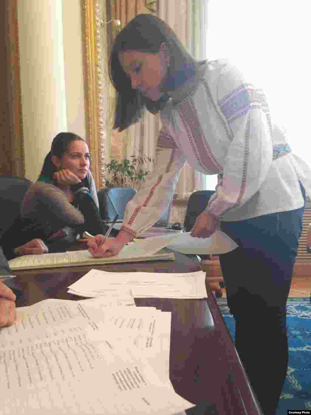 Украинаның Астанадағы елшілігіндегі сайлау учаскесіне Жоғарғы Рада сайлауына дауыс беруге ұлттық үлгідегі жейде киіп келген сайлаушы. 26 қазан 2014 жыл. (Украина елшілігінің баспасөз қызметі түсірген сурет)