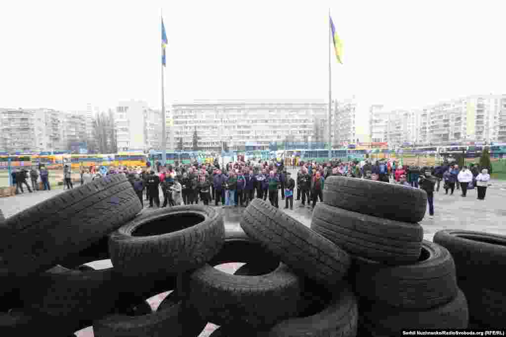 Близько 150 маршруток заблокували ОДА в Києві. Протестувальники вимагають боротися з нелегальними перевізниками і розподіляти маршрути на конкурсній основі. Київ, 5 квітня 2017 року ПЕРЕГЛЯНЬТЕ ФОТОГАЛЕРЕЮ