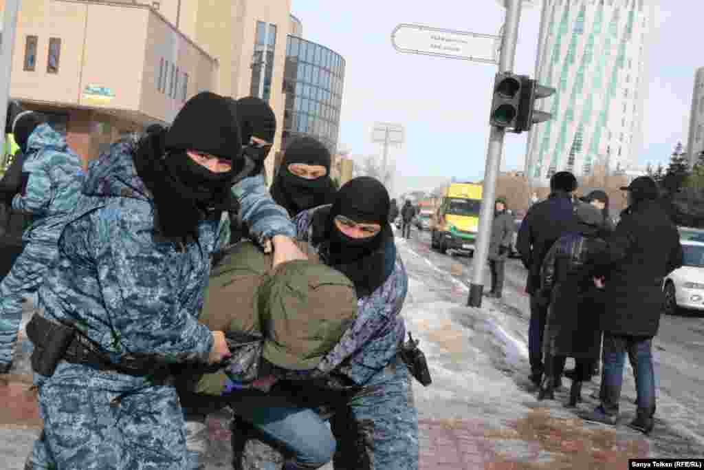 Нұр-Сұлтан қаласында жергілікті әкімдікке таяу жерде тұрған Абай ескерткішінің жанында Азаттық тілшілерінің көзінше полиция 14 адамды ұстап әкетті. 