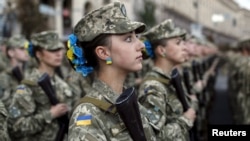 Українські військовослужбовці під час репетиції параду. Київ, серпень 2015 року