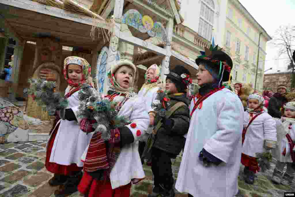 Діти під час урочистостей з нагоди винесення та встановлення Різдвяного дідуха у Львові, 6 січня 2017 року