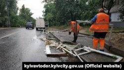 Фахівці Департаменту муніципальної безпеки КМДА закликали при падінні дерев чи гілок, при травмуванні людей тощо негайно інформувати екстрені служби