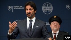 Figura centrală a informărilor publice legate de starea lui Fico și de anchetă este Robert Kaliňák, vicepremier, ministrul Apărării. 