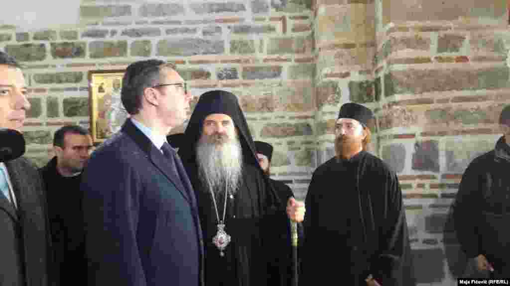 Presidenti i Serbisë, Aleksandar Vuçiq, gjatë vizitës në Banjskë u prit nga udhëheqësit e Manastirit. 