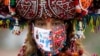 Një indiane me maskë teksa merr pjesë në një festë tradicionale.