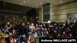 Susținători ai mișcării pro-democrație din Hong Kong la o conferință de presă, după procesul a 47 de activiști, acuzați de încălcarea noii legi a securității, impunsă de China, 4 martie 2021.