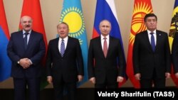 Беларусь президенті Александр Лукашенко, Қазақстанның бұрынғы президенті Нұрсұлтан Назарбаев, Ресей президенті Владимир Путин және Қырғызстан президенті Сооронбай Жээнбеков (солдан оңға қарай).
