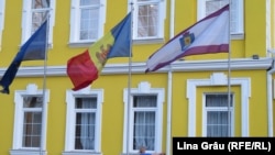 Curtea Constituțională, drapelul UE, drapelul Republicii Moldova, drapelul Curții Constituționale, Chișinău 2020.