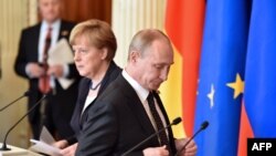 Канцлер Німеччини Анґела Меркель і президент Росії Володимир Путін. Москва, 10 травня 2015 року