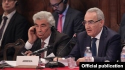Ազգային ժողովի նախագահ Գալուստ Սահակյանը և Սահմանադրական դատարանի նախագահ Գագիկ Հարությունյանը Վենետիկի հանձնաժողովի նիստի ժամանակ, 23-ը հոկտեմբերի, 2015թ․ 