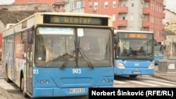 Gradski autobusi u Novom Sadu sa ćiriličnim natpisima.