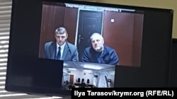 Адвокат Олексій Ладін (зліва) й активіст Едем Бекіров під час відеозв'язку із судом, 10 січня 2019 року