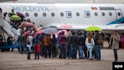 Oamenii stau la coadă pentru a vizita un avion vechi, expus de Ziua Aviației Civile, Aeroportul din Chișinău, 25 septembrie 2016