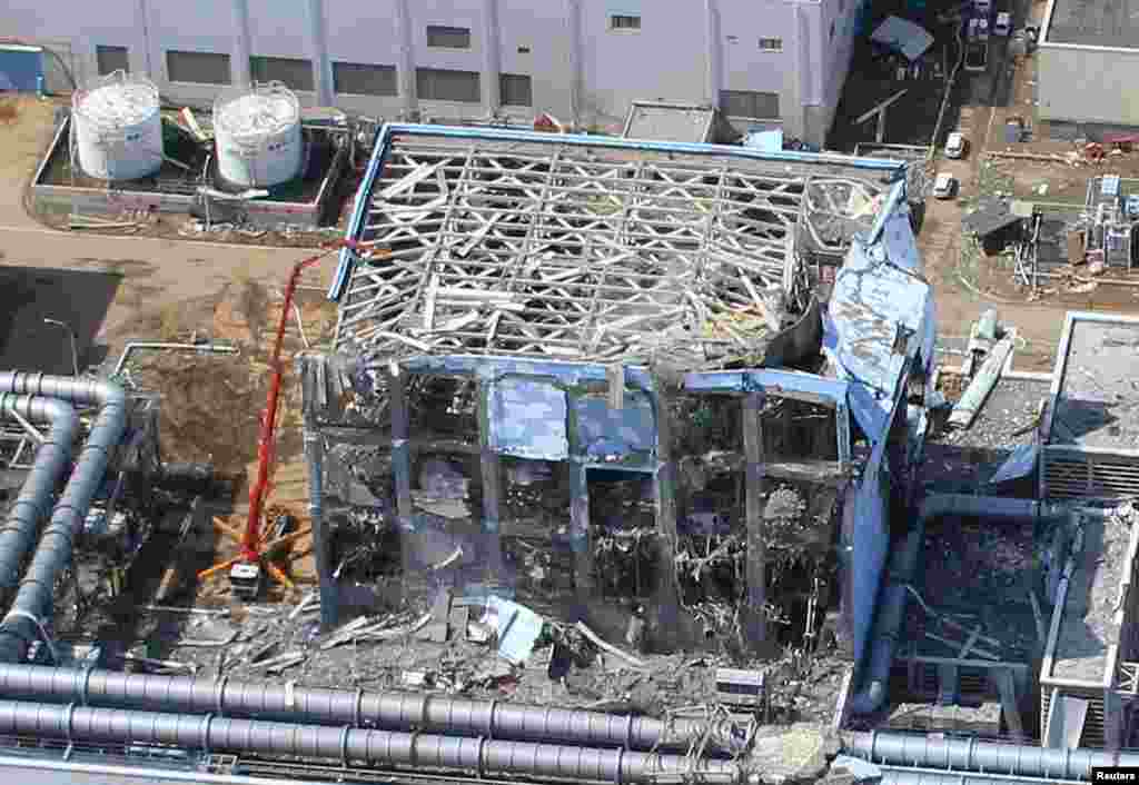 O vedere aeriană a centralei nucleare Fukushima Daiichi. Fotografie făcută de Air Photo Service pe 24 martie 2011.