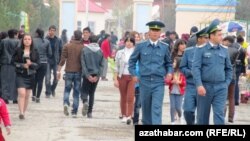 Türkmenistanda köpçüligiň içinde howpsuzlyga seredýän polisiýa işgärleri. Arhiwden alnan surat.