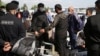 Мигрантов проверяют при вылете на родину. Новосибирск, май 2020 