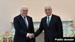 Франк-Вальтер Штайнмаєр (л) і Ваагн Хачатурян, Єреван, 31 березня 2025 року