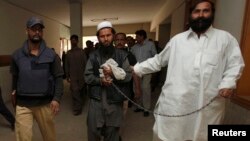 تصویری از بازداشت ملا عبدالغنی برادر، در پاکستان در سال ۲۰۱۰ میلادی. او هشت سال را در زندان پاکستان گذراند. 