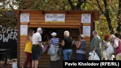 Qytetarë në Kiev presin në radhë për të marrë një shujtë të ngrohtë, 3 shtator 2024