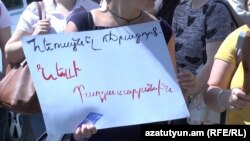 Армения -- Активисты проводят перед зданием суда общей юрисдикции общины Шенгавит акцию протеста против насилия в отношении женщин и судебных ошибок, Ереван, 13 июля 2016 г.