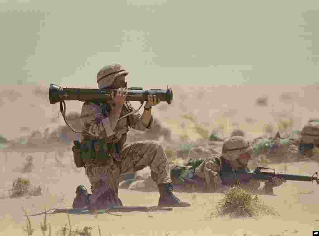 Armët kundërtanke AT4 Teknikët e ushtrisë ukrainase kanë ripërdorur predha të kësaj arme, duke i përdorur si koka të improvizuara për dronët e llojit FPV. Kjo armë kundërtank, që gjuhet duke u mbajtur në krah, u zhvillua në Suedi në vitet ’70 dhe modeli më pas u adoptua nga ushtria amerikane në vitet ’80.