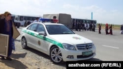 Awtobus duralgasyndaky ýol gözegçisi. Arhiw suraty