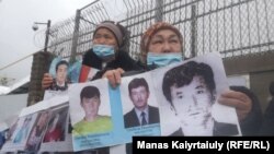 Қытайдың Алматыдағы консулдығы алдында Шыңжаңдағы туыстарына іздеу салып, пикет өткізіп тұрған әйелдер. Алматы, 11 наурыз 2021 жыл.