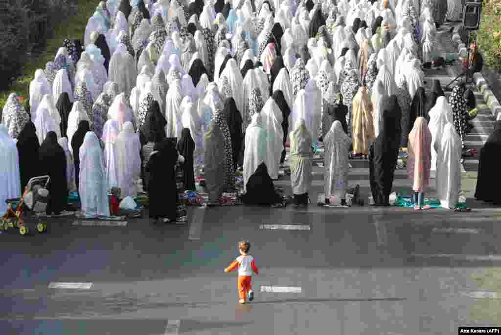 Iran - Molitva žena na prvi dan Bajrama, Teheran, 9. august 2013. Foto: AFP / Atta Kenare